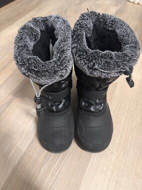 Girls Kamik Black Winter Snow Boots with Gray Faux Fur Cuff
